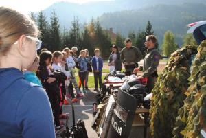 Šolarji so dan preživeli v policijski družbi, tudi pasji 12